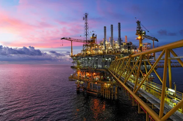 Com demanda em queda, petróleo despenca e derruba ações da Petrobras