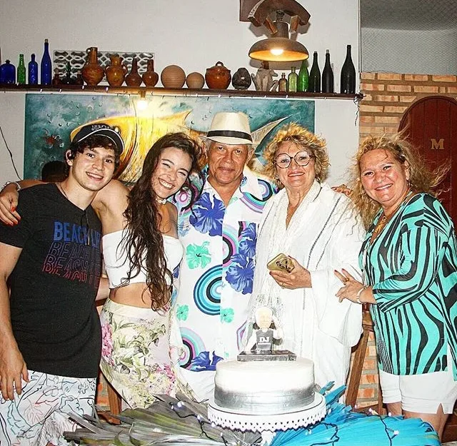 Costinha ganha os parabéns em festa surpresa