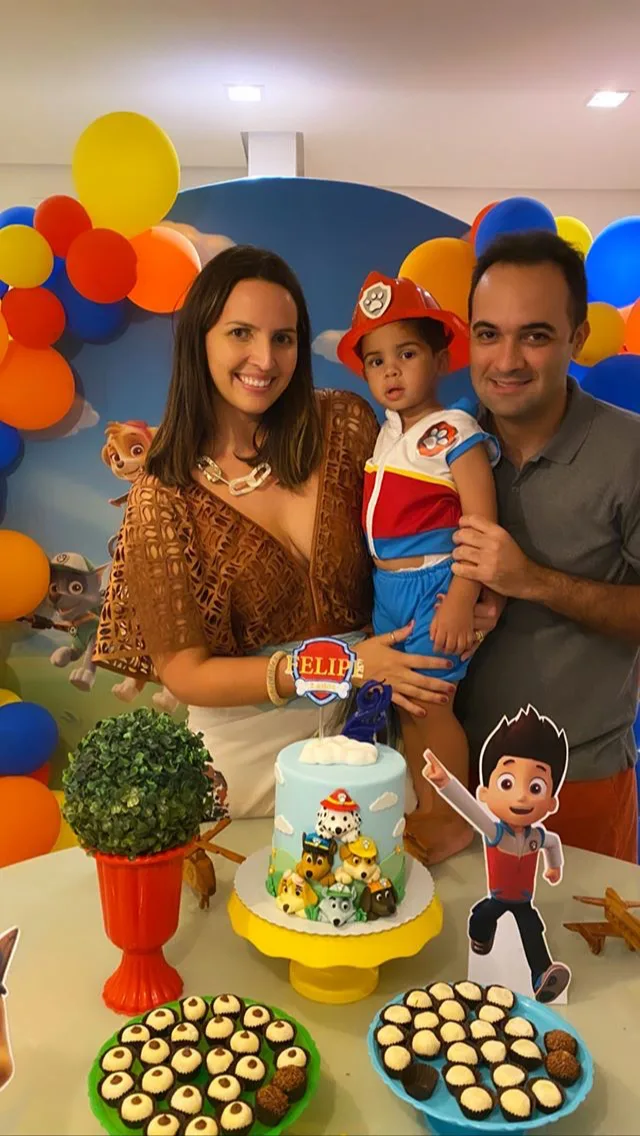 Mariana e Felipe Gurgel assopram as duas velinhas do filho Felipe