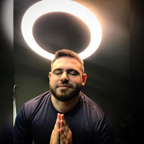 Padre cearense vira sensação na internet com respostas bem- humoradas