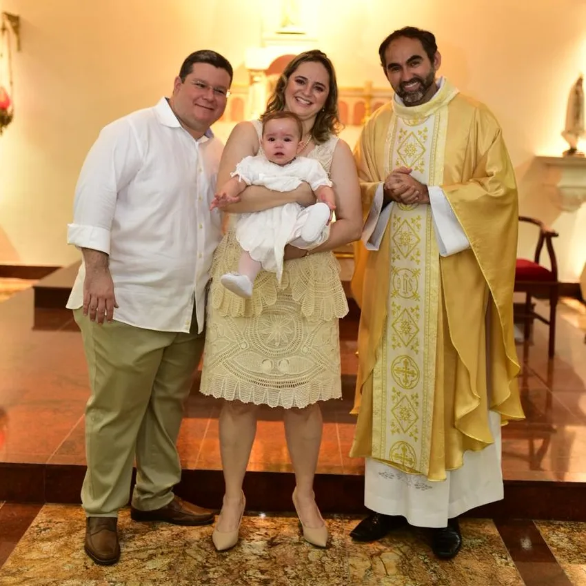 Laura Mota e Fernando Dias celebram batizado de Maria Fernanda na cripta da Catedral