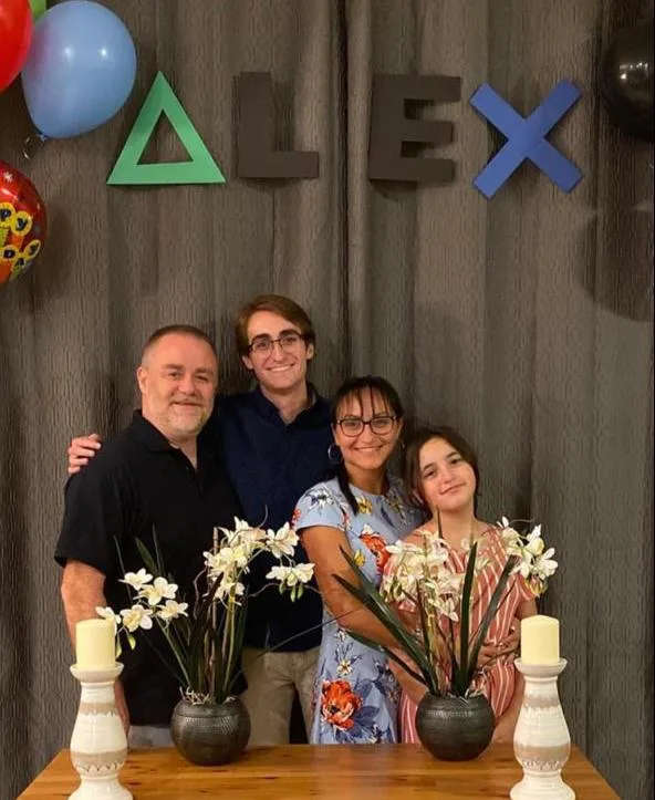 Alex Martin festeja seus 21 anos em família