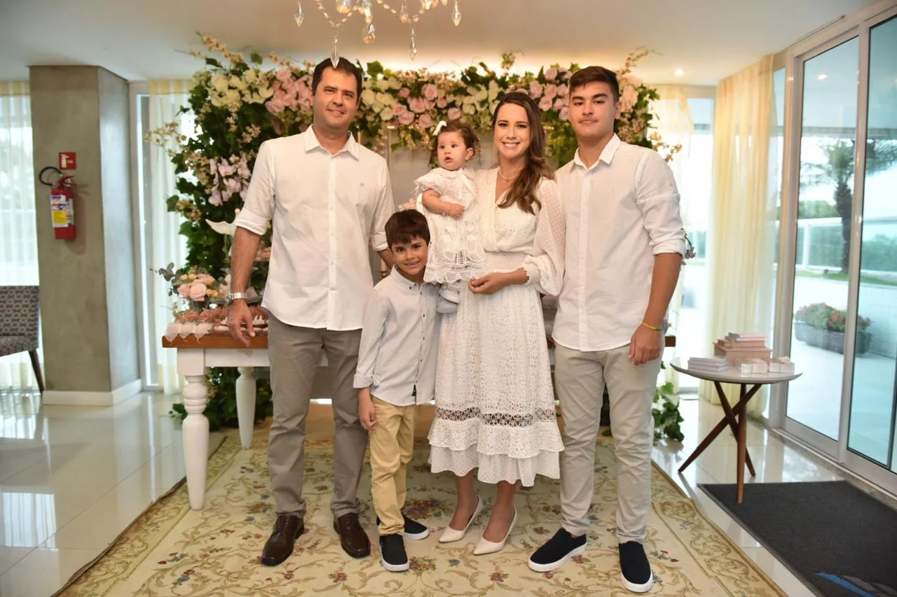 Mara e Fabiano Aguiar levam a filha Mariana à pia batismal