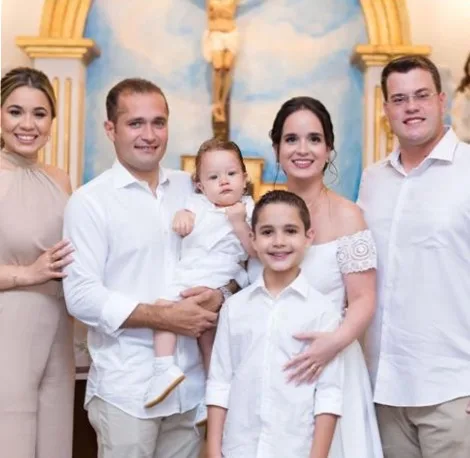 Lia Nuto e Ícaro Alves celebram batizado de Levi na Igreja de Santa Filomena