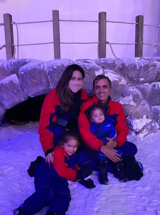 Carol Yamazaki e Marcelo Marfrutas curtindo o Natal Luz com filhas e amigos