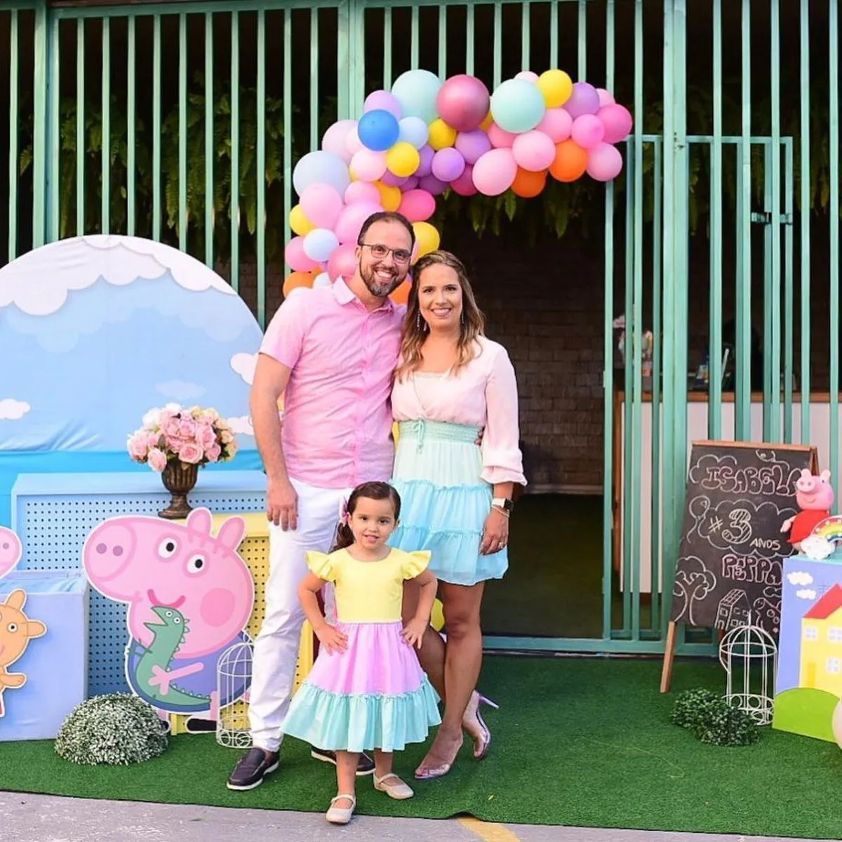 Hugo Andrade e Bruna Aguiar festejam os três anos de Isabela
