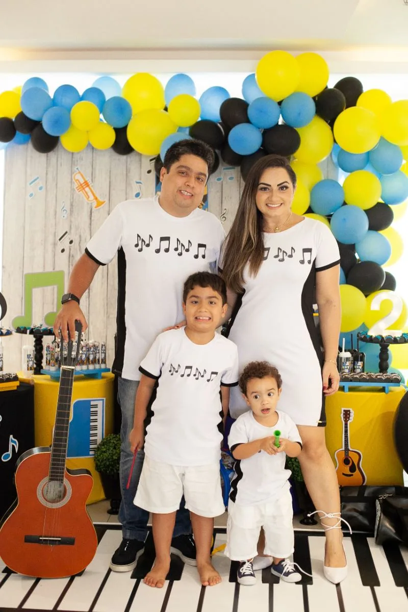 Cleane Fontenele e Bruno Alves assopram as duas velinhas do filho Gabriel