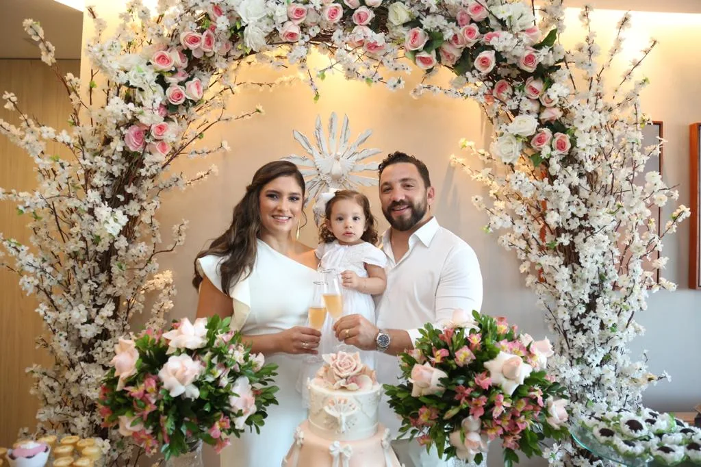 Marina Osterne e Zakaria Benzamaa levam a filha Malu à pia batismal