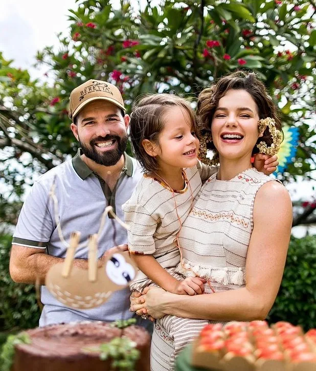 Paulinha Sampaio e Felipe Rocha assopram cinco velinhas do Bento