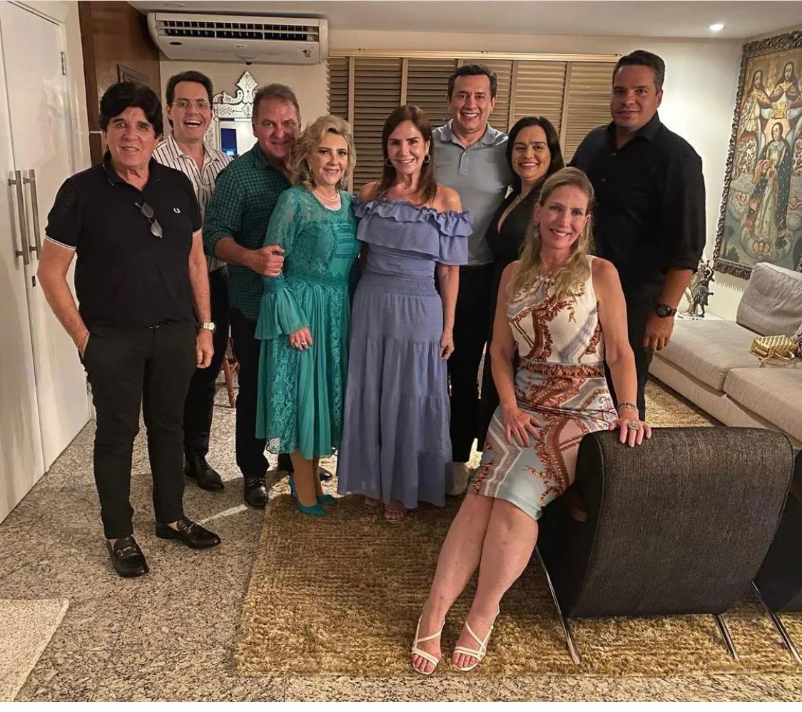 Lia Freire recebe turma seleta de amigos para jantar com novidades