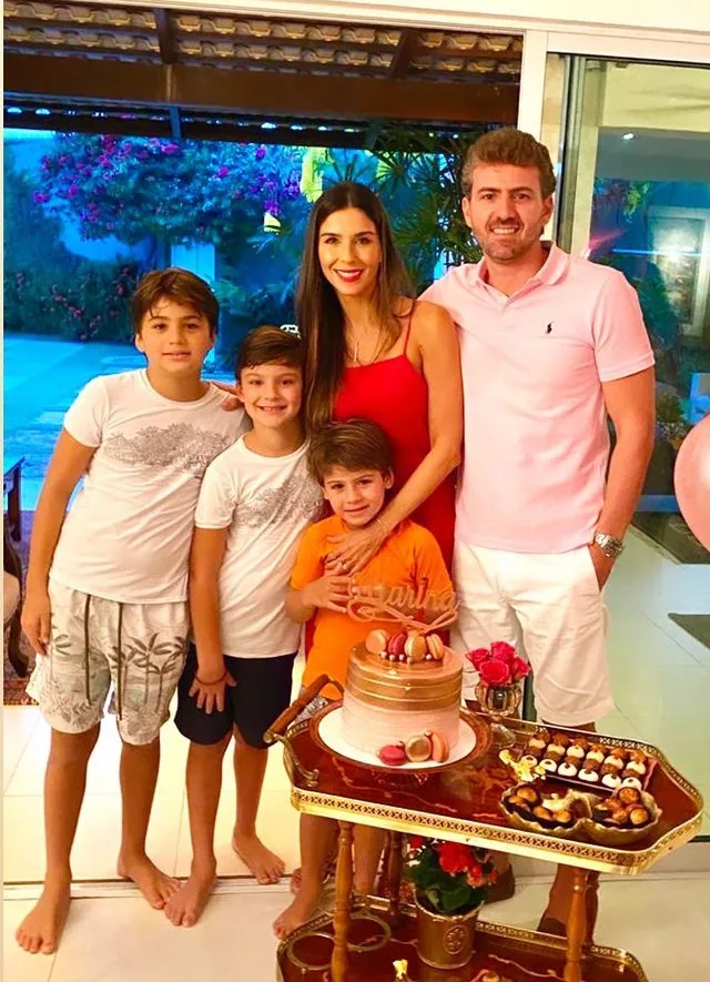 Marina Rola Oliveira celebra 42 primaveras em família