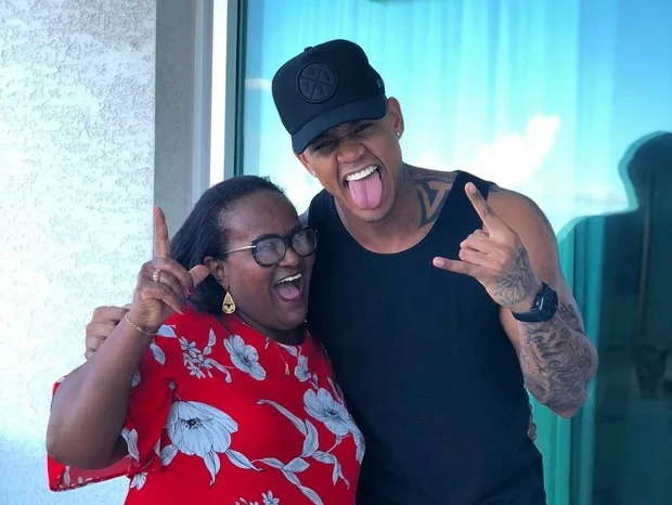 Cantor Léo Santana emociona mãe com novo apartamento; assista ao vídeo