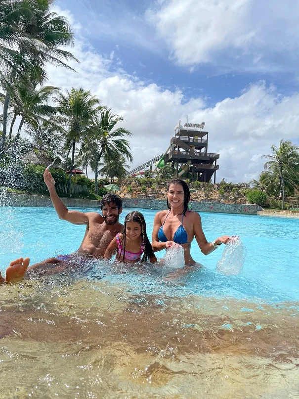Deborah Secco curte o Beach Park com a família