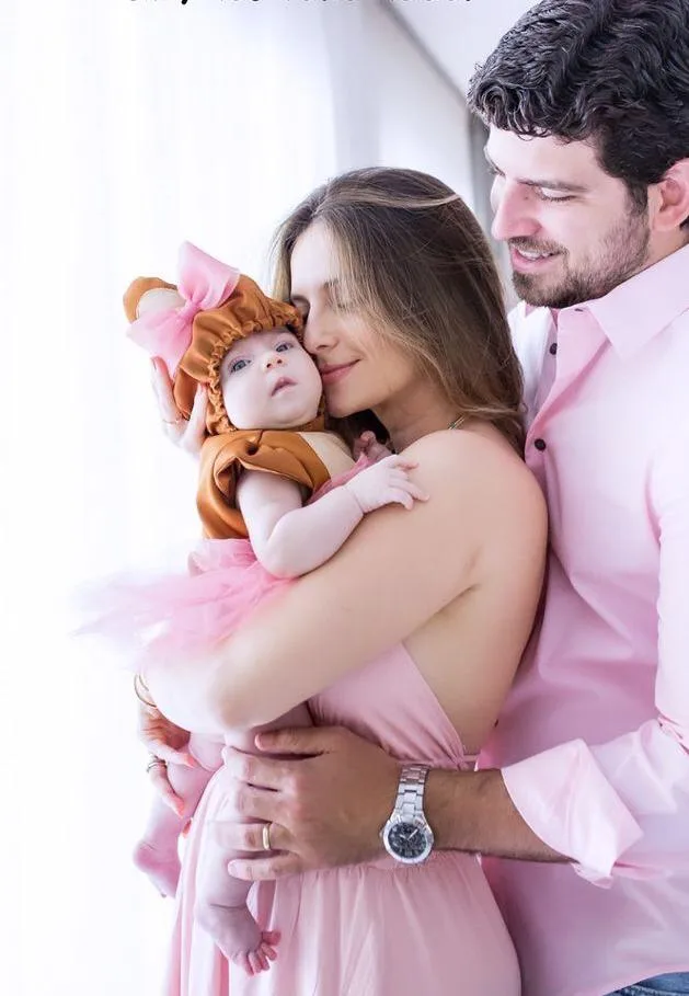 Laime Paz e Lucas Câmara celebram os dois meses da Alice