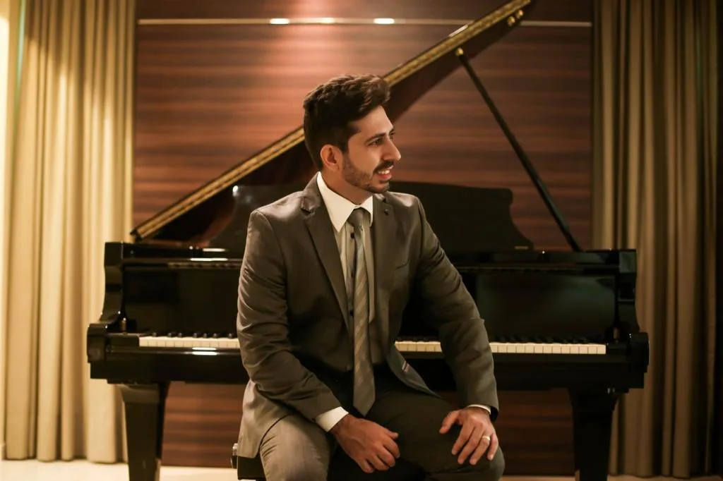 Pianista Felipe Adjafre promove live em homenagem ao 8 de março