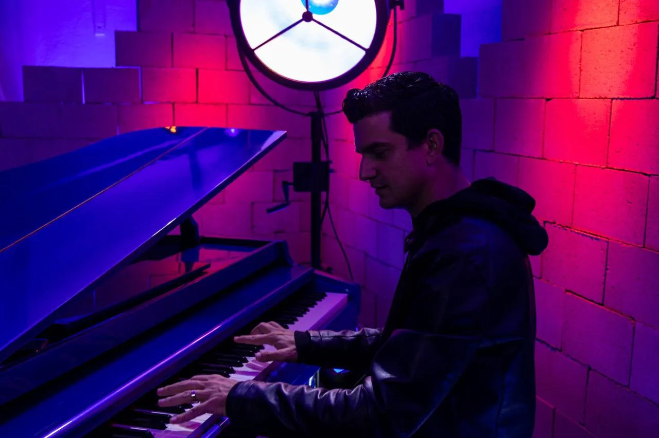 Pianista Paulo Rodrigo “invade” obra de estúdio e apresenta parte de show “Versões Notas Neon”