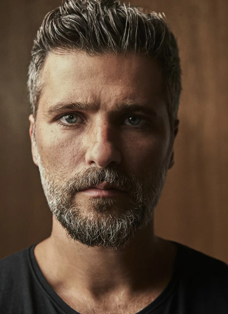 Bruno Gagliasso faz estreia da Netflix em “Santo”, série espanhola com gravações no Brasil