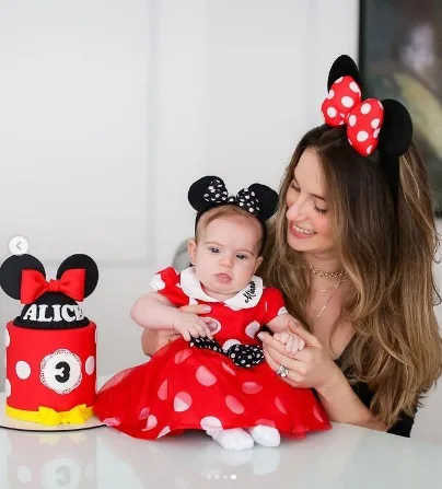 Laime Paz e Lucas Câmara festejam o terceiro mesversário da filha Alice