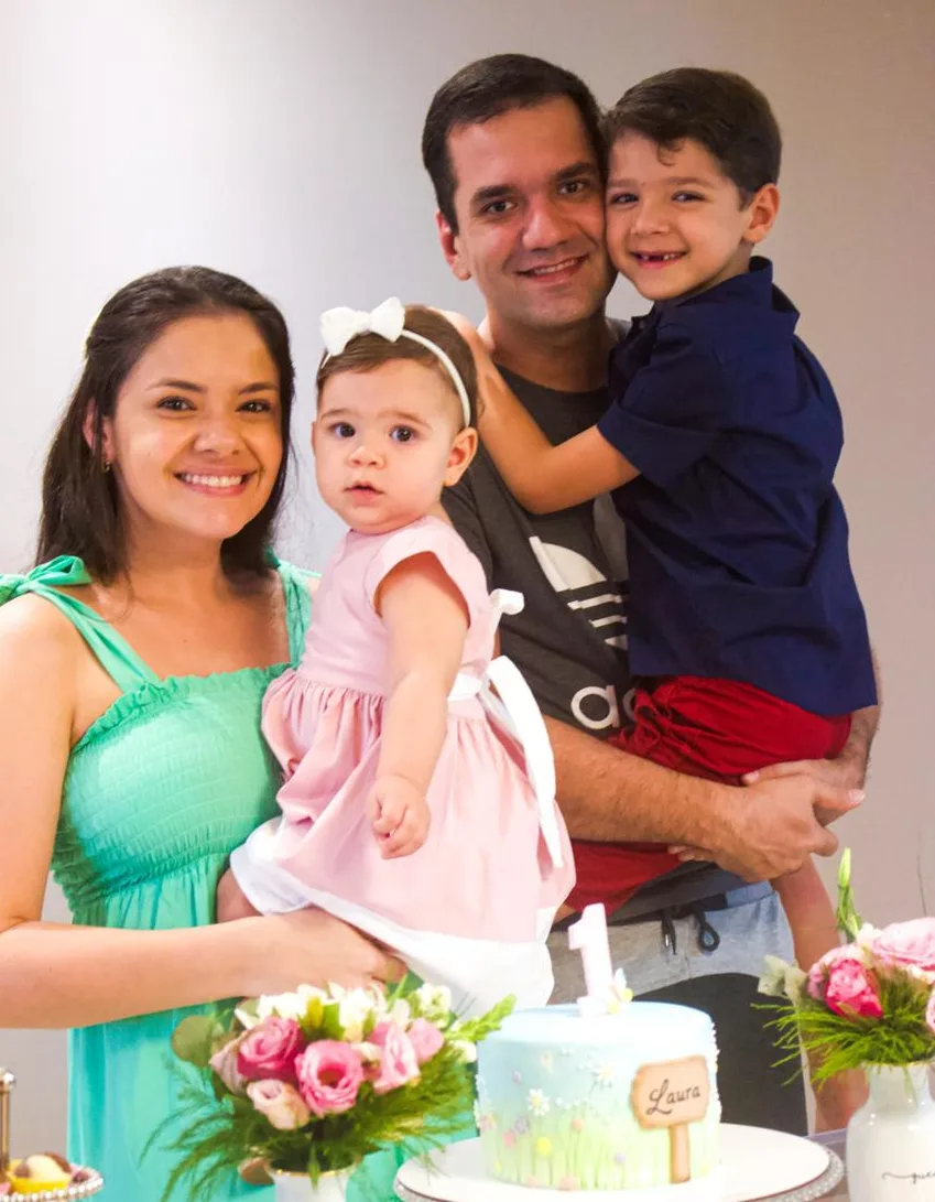 Empresários Juliana e George Alexandre, diretores da Duetos, celebram primeiro ano de filha caçula