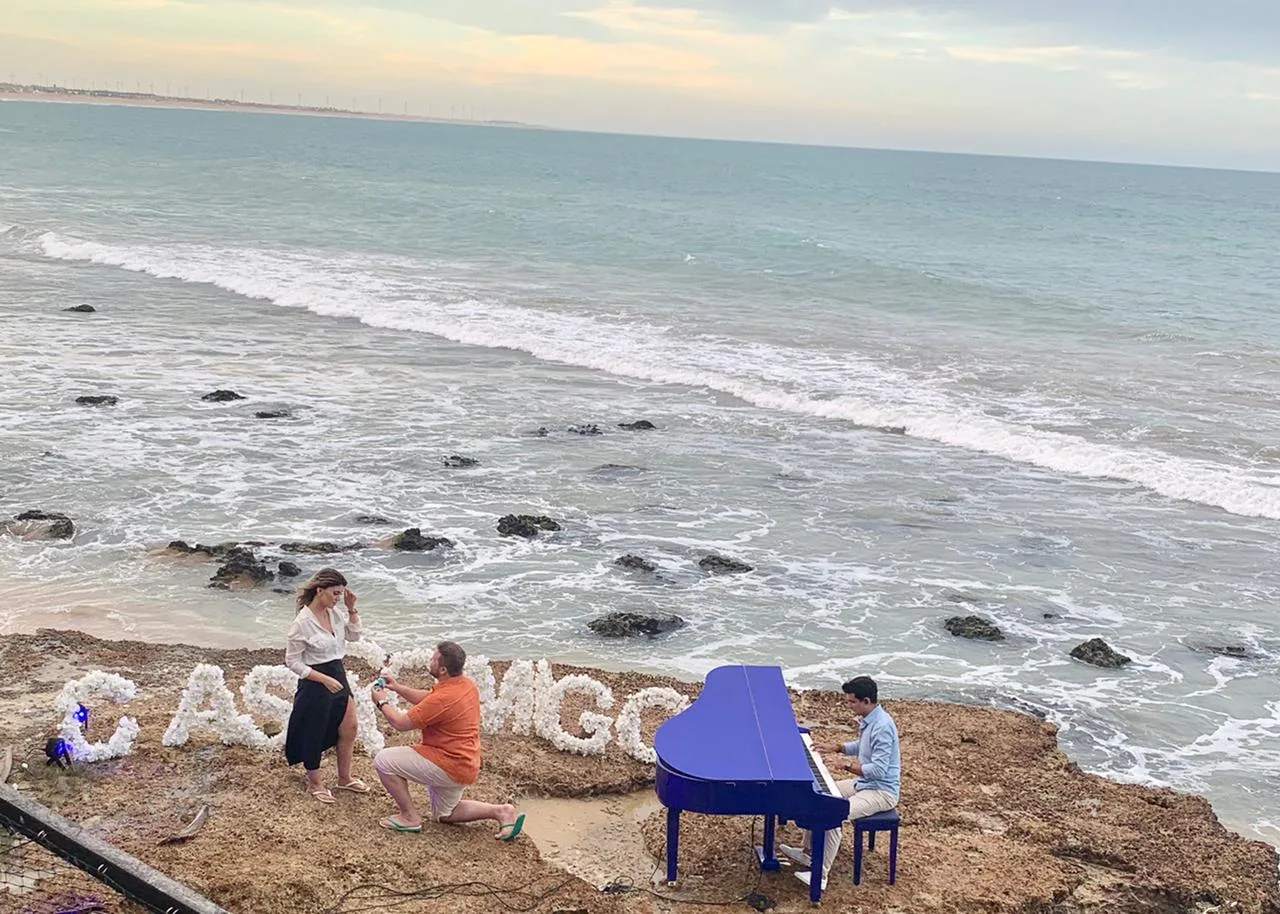 Parceria promove pedidos de casamento e surpresas criativas ao som do piano em cenários cearenses