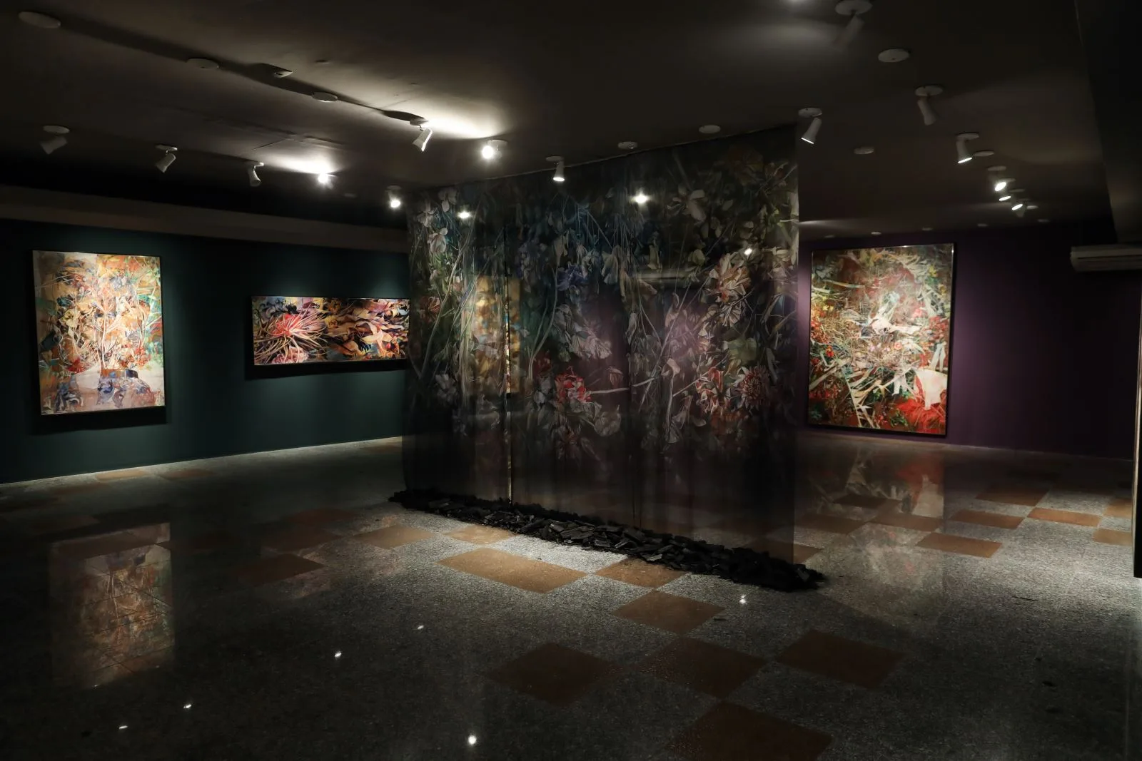 Exposição “Águas de Março”, do cearense Sérgio Helle, apresenta resistência da vida em meio ao caos