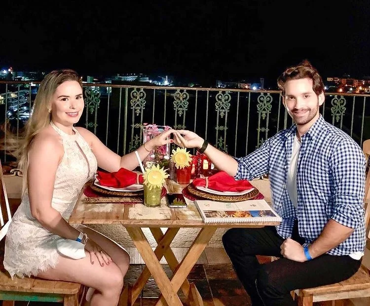 Rafaella Cronemberger e Phillipe Dantas brindam dois anos de namoro