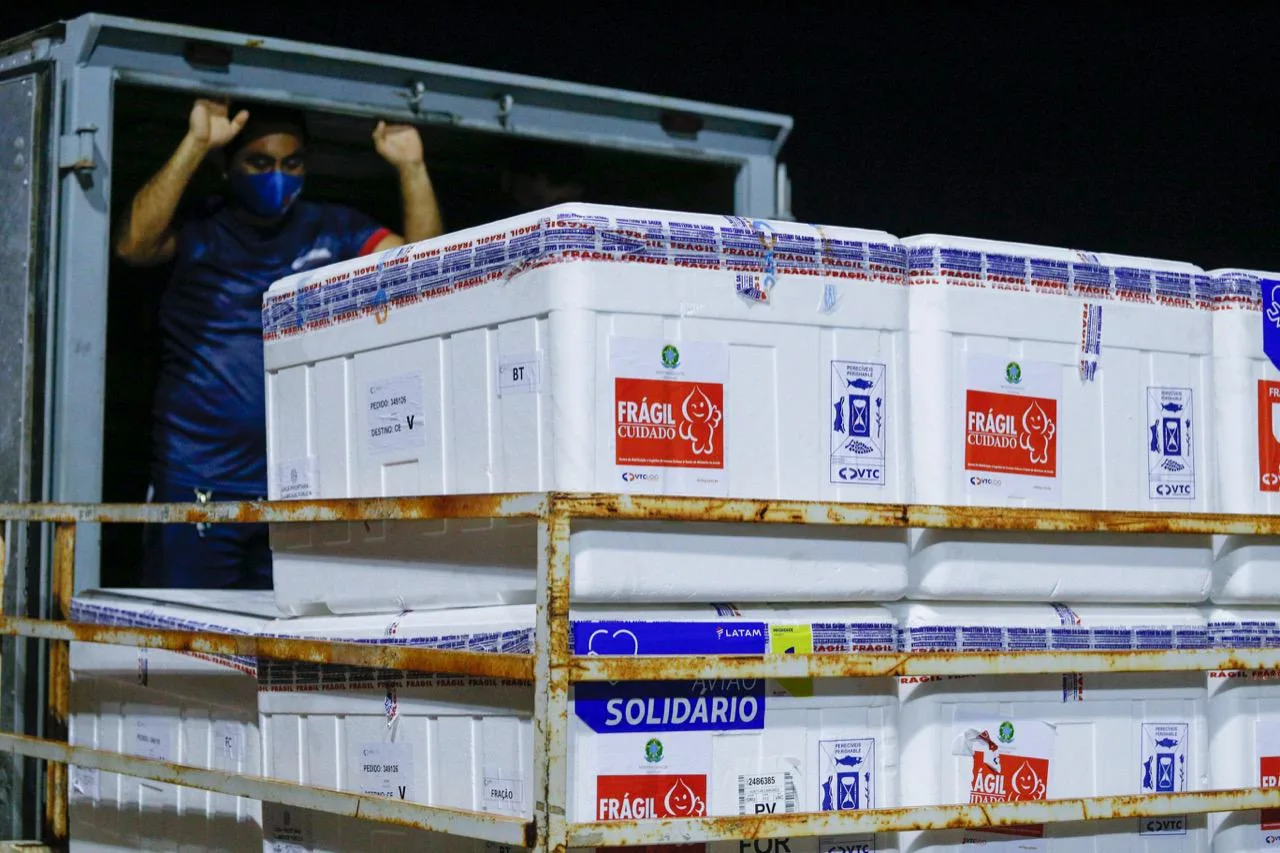 Ceará recebe 15º lote com 128 mil doses da vacina contra Covid-19