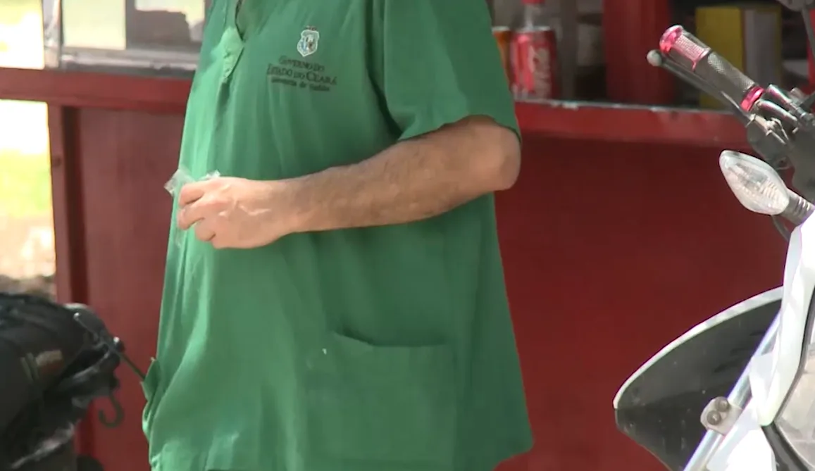 Profissionais da Saúde são flagrados usando roupas de trabalho em locais públicos