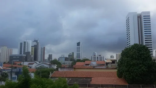Chove em 95 municípios do Ceará; Fortaleza registra alagamentos
