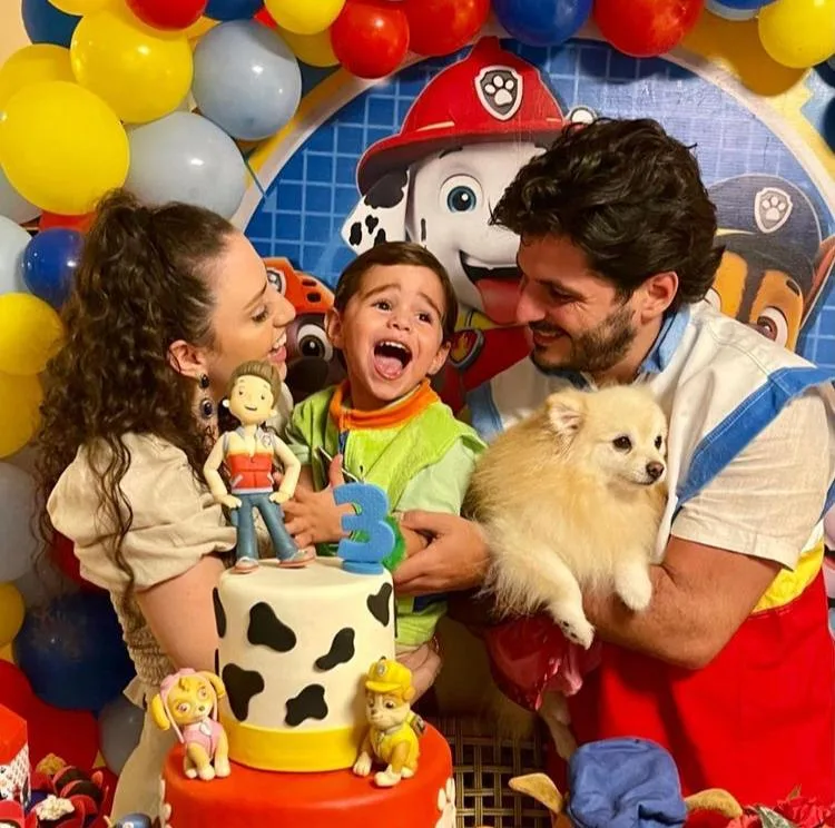 Raíssa Vasconcelos e Odmar Feitosa Filho assopram velinhas do João