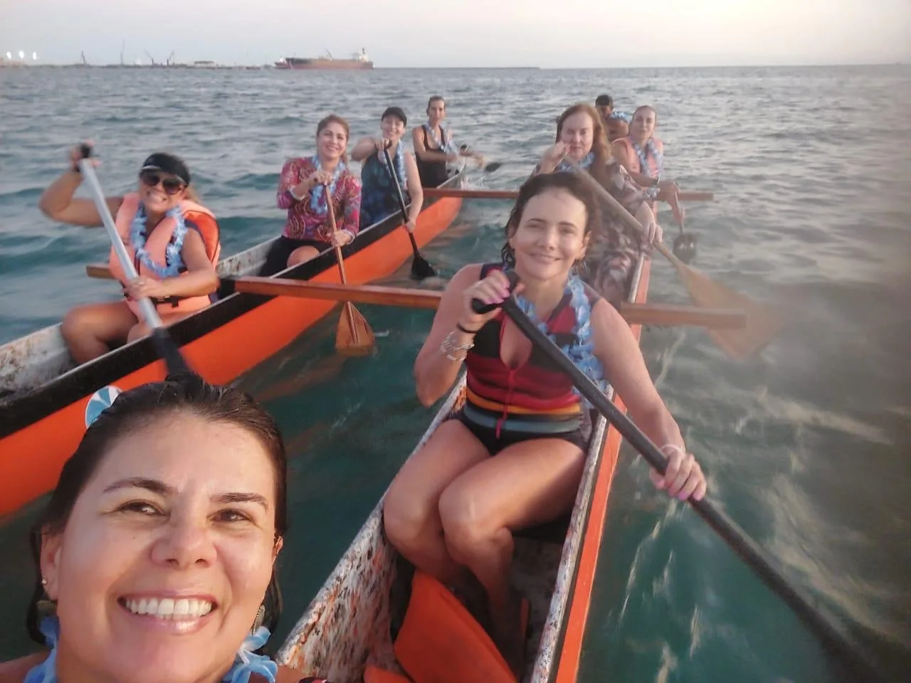 Cristiane Araújo marca passagem pela folhinha na praia