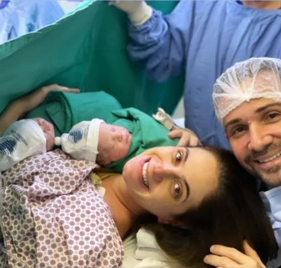 Cegonha entrega Paola e Mateo para Darli Baião e Daniel Oliveira