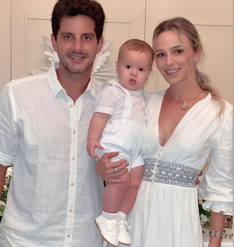 Tassia Ferreira e Érico Romcy batizam o filho Lucas