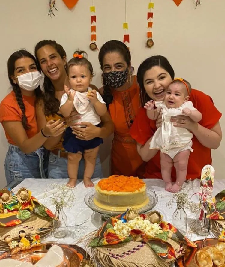 Maria Cláudia Studart e Tiago Dantas festejam os 4 meses da filha Elza