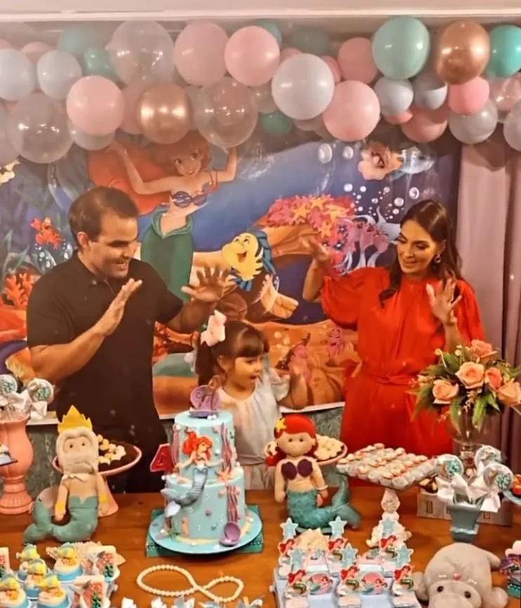 Catarina Moreno e André Guanabara assopram as quatro velinhas da Alice