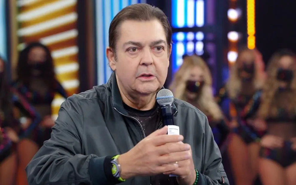 Saída Faustão da Globo é antecipada e Domingão fica por conta de Tiago Leifert até estreia com Huck