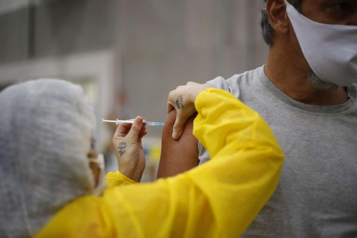 Cerca de 1,4 mil pessoas tiveram eventos adversos pós-vacina no Ceará,0,03% de vacinas aplicadas