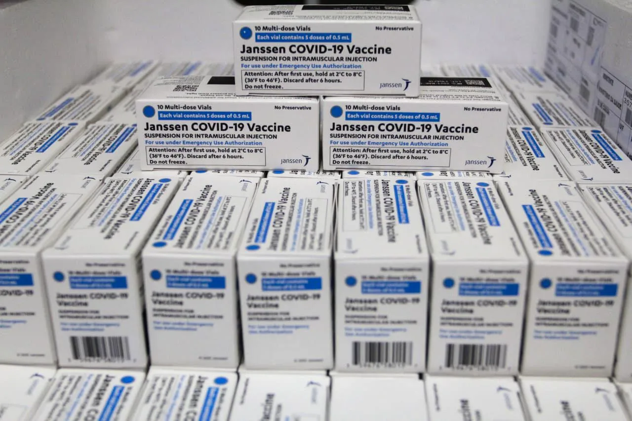 Ceará recebe primeiro lote da Janssen, com 61.100 doses, e nova remessa de CoronaVac