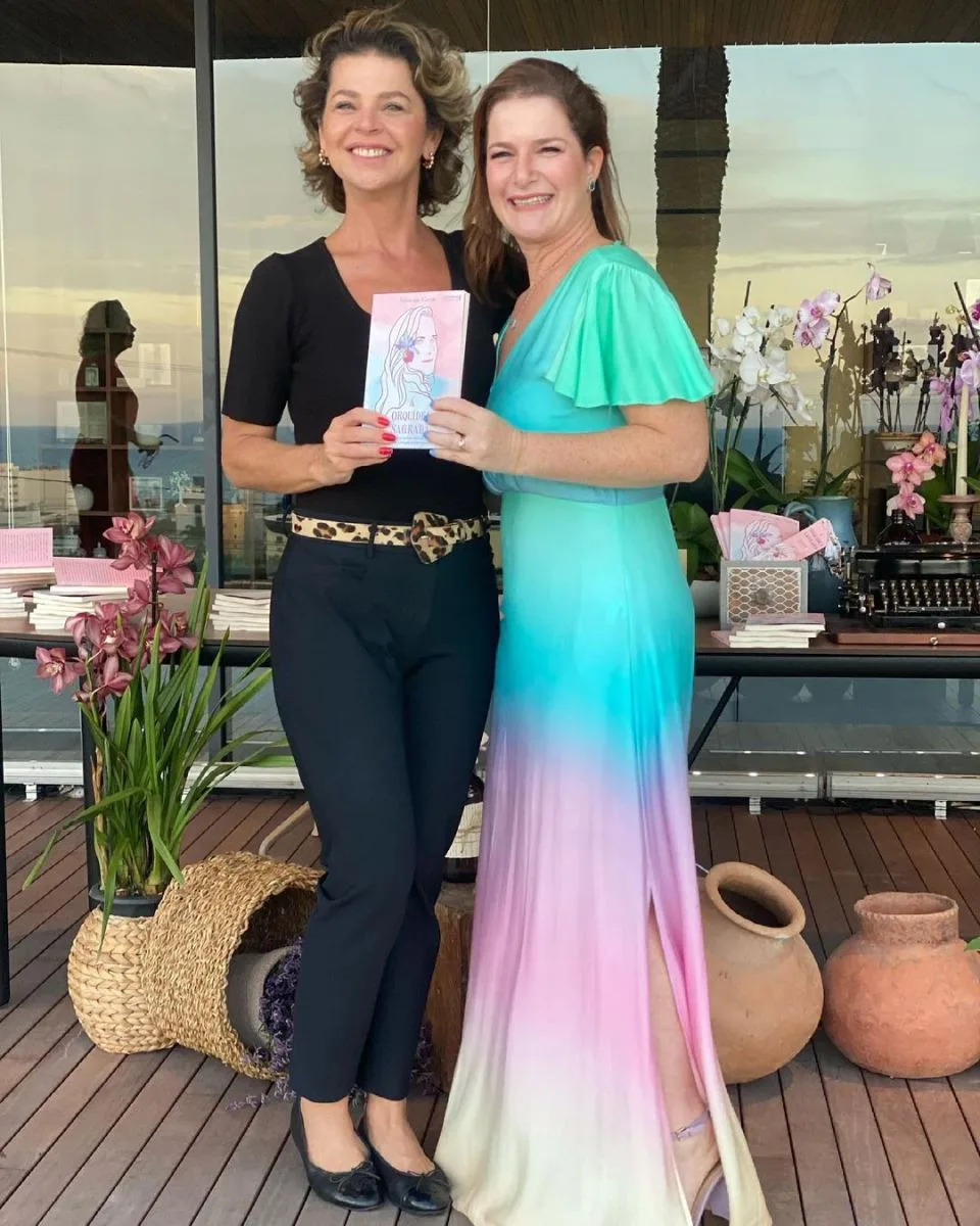 Ana Cristina Wolf celebra aniversário de amiga, a escritora Monica Koren