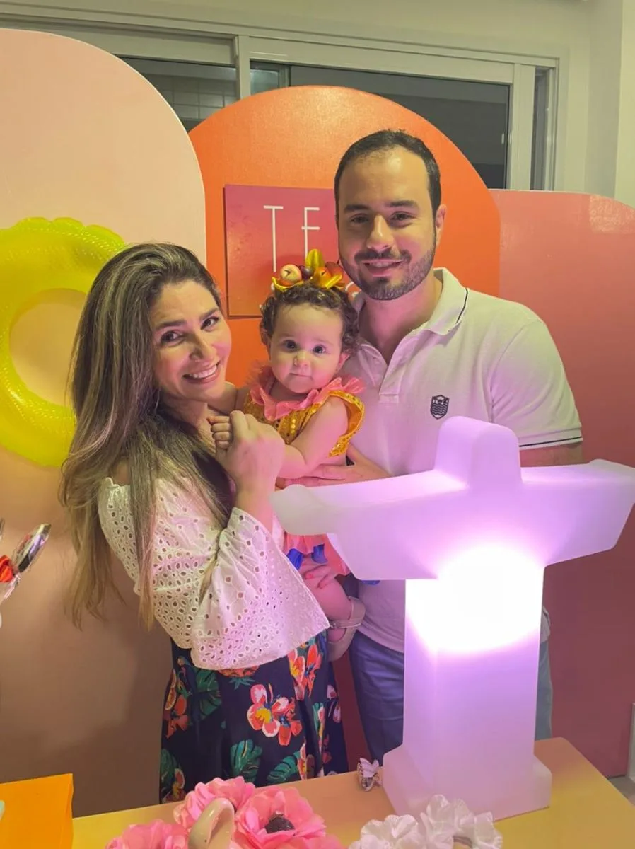 Nathália da Escóssia e Oswaldo Duarte celebram os oito meses da Maria Thereza