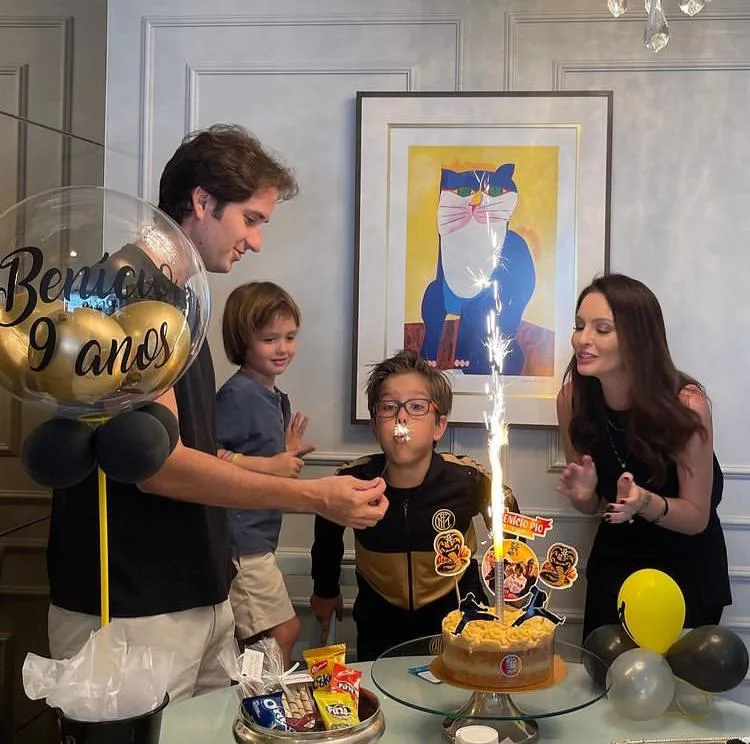 Denise e Daniel Pio cantam parabéns para o filho Benício