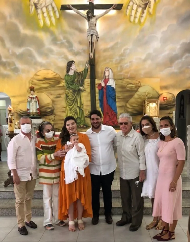 Maria Cláudia Studart e Tiago Dantas levam a filha Elza à pia batismal