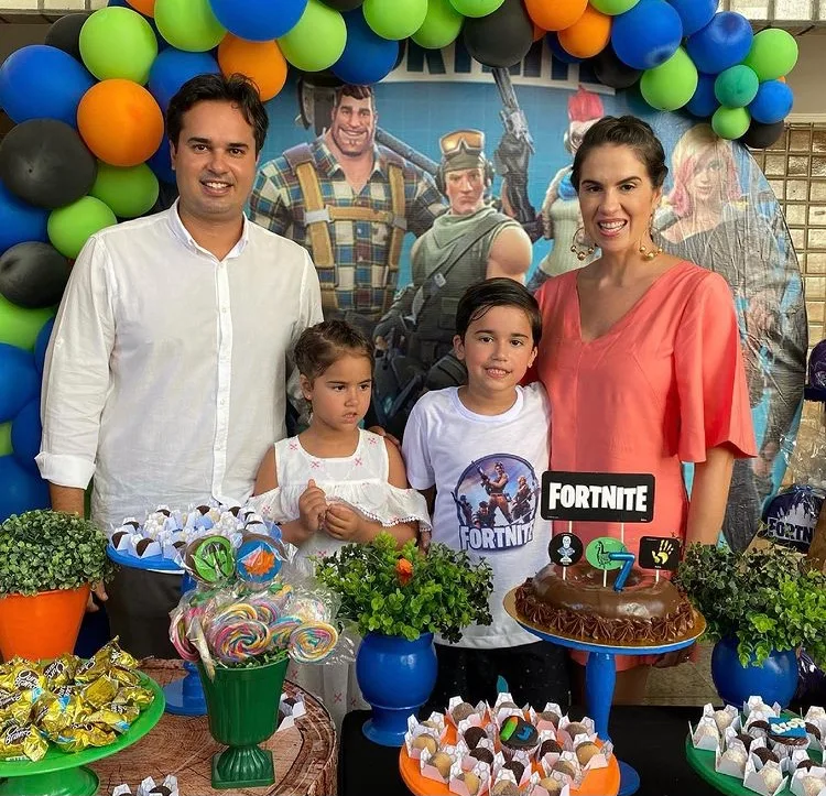 Amanda Viana e Sérgio Miranda cantam os parabéns para o filho João
