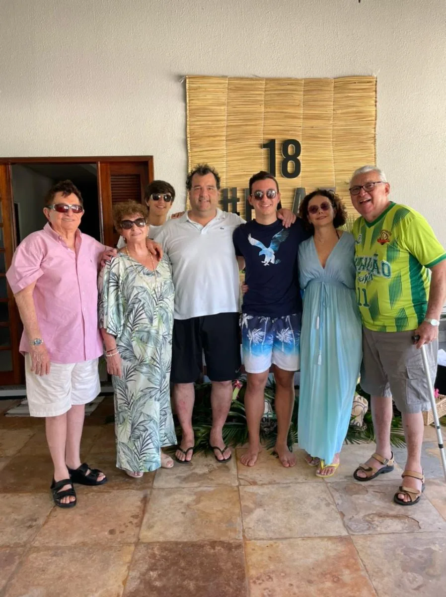 Cristiane e Fábio Araújo armam reunião familiar pelos 18 anos do Fábio Filho