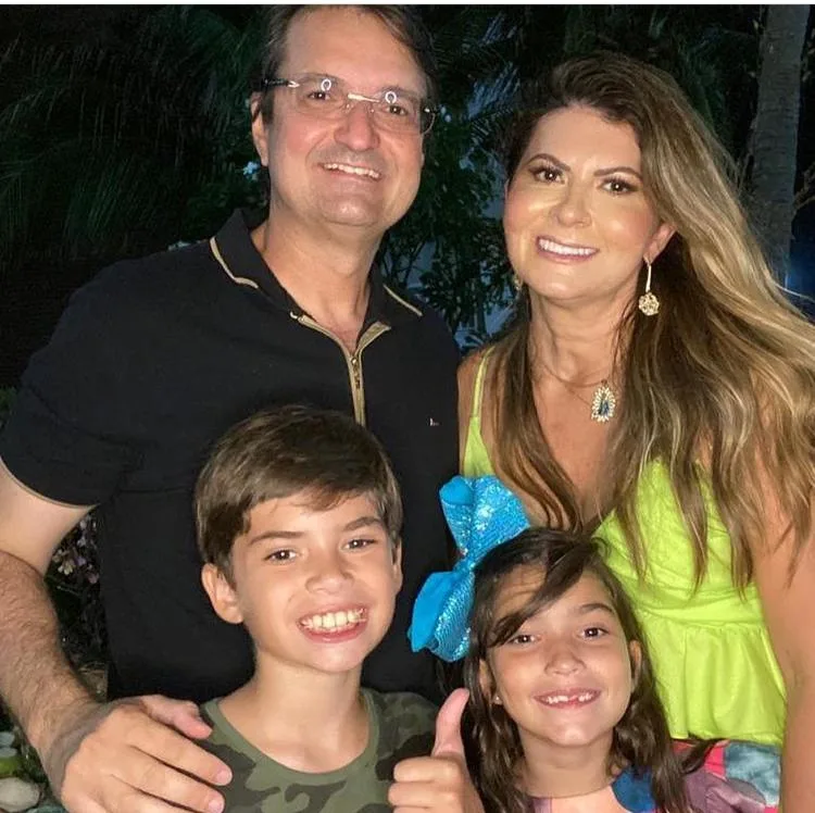 Michelinne Pinheiro ganha parabéns surpresa de amigas