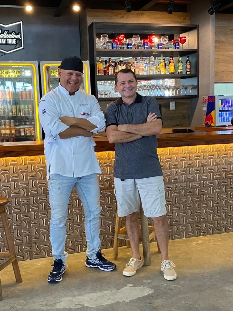 Com palco suspenso, The Bohemian Bar se localiza no sexto andar do estacionamento do Iguatemi