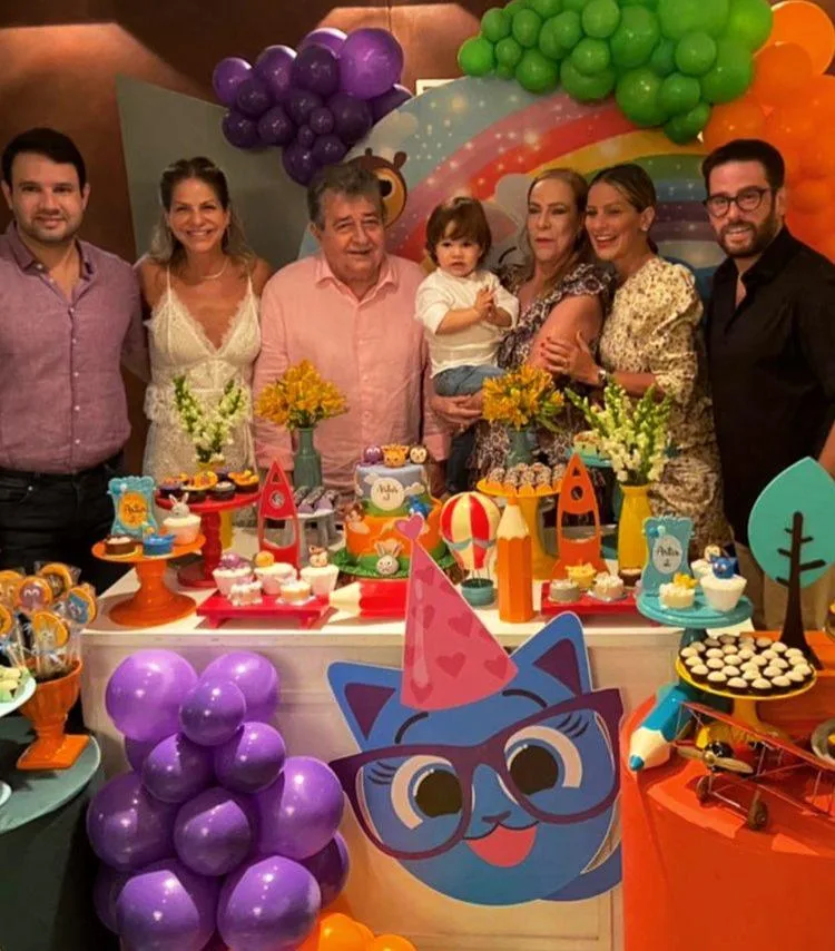 Cecília Dafonte e Léo Couto assopram as duas velinhas do filho Artur