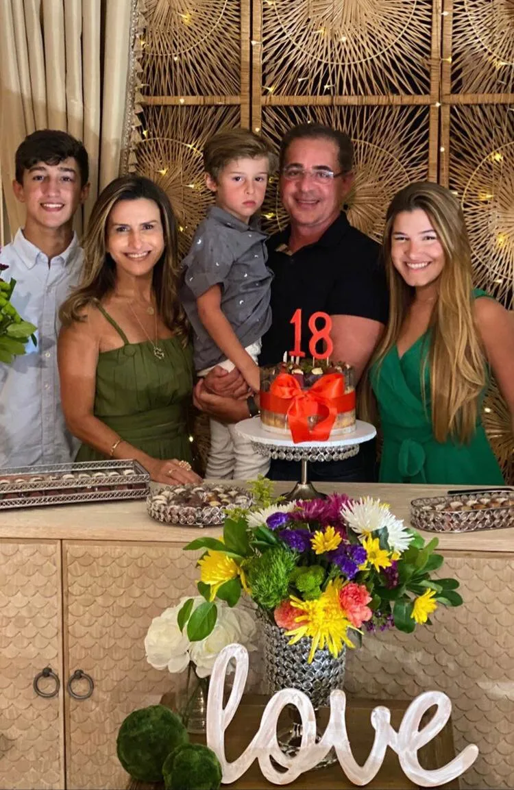 Camila Saraiva e Paulo Vieira comemoram 18 anos da filha Júlia