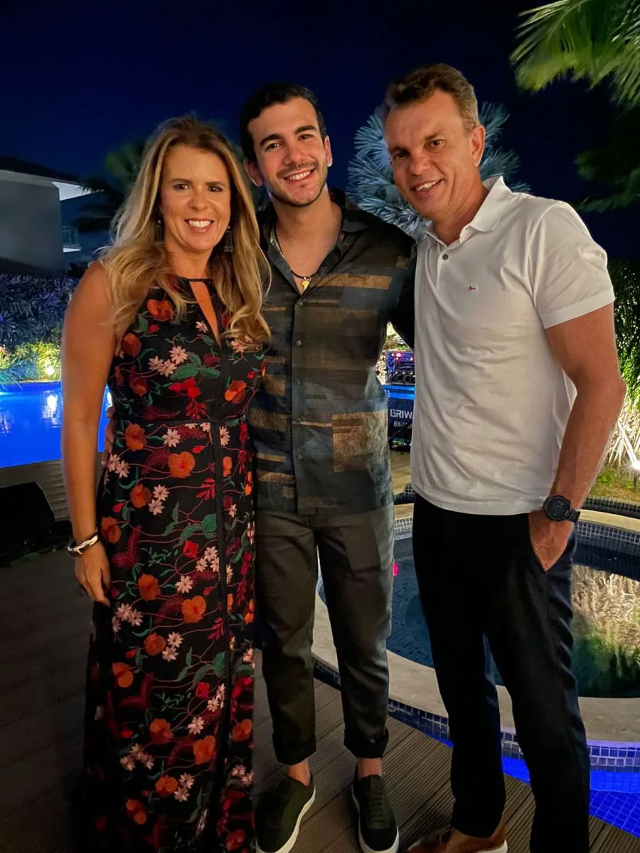 Felipe Pinto celebra 2.6 com amigos em seu endereço