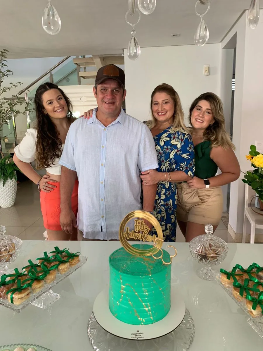 Adriano Assunção marca 5.3 com grupo de amigos